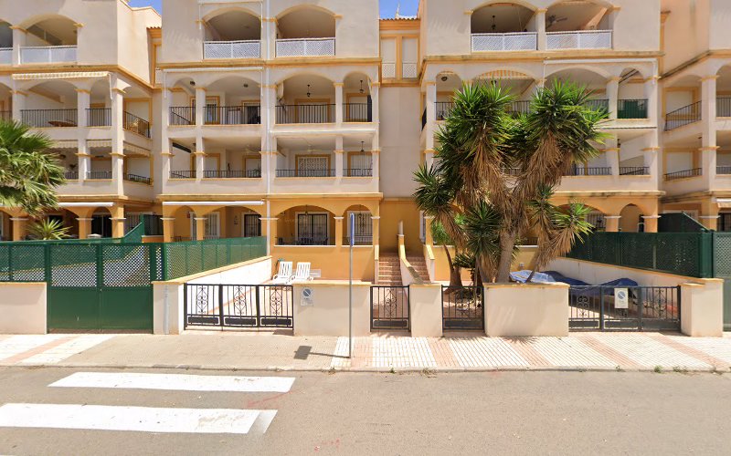 Apart. en bajo, gran patio, wifi gratis, piscina comunitaria, parking