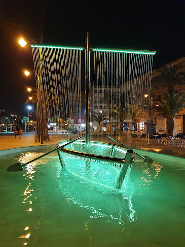 Fuente barco Fenicio del paseo maritimo