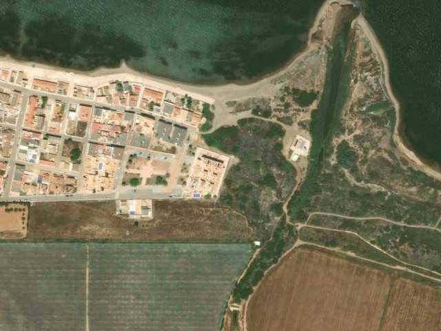 Ático frente al mar con terraza, piscina comunitaria.