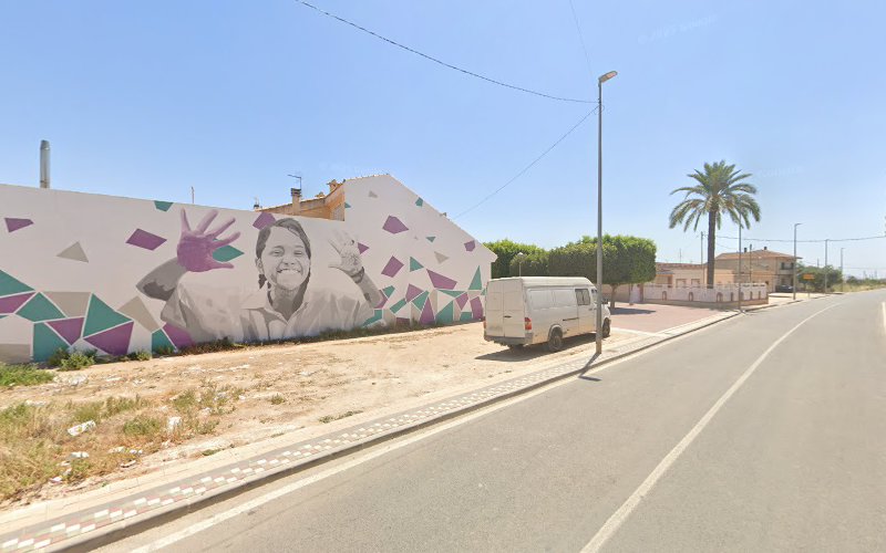 Mural niña con las manos pintadas